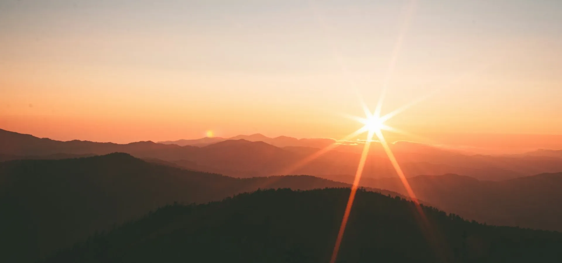 Nascer do sol sobre a serra