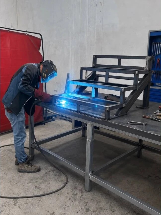 Soldadura de uma estrutura metálica na oficina