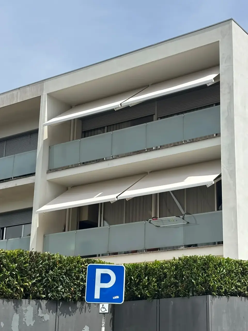 Toldos abertos em dois andares de um prédio