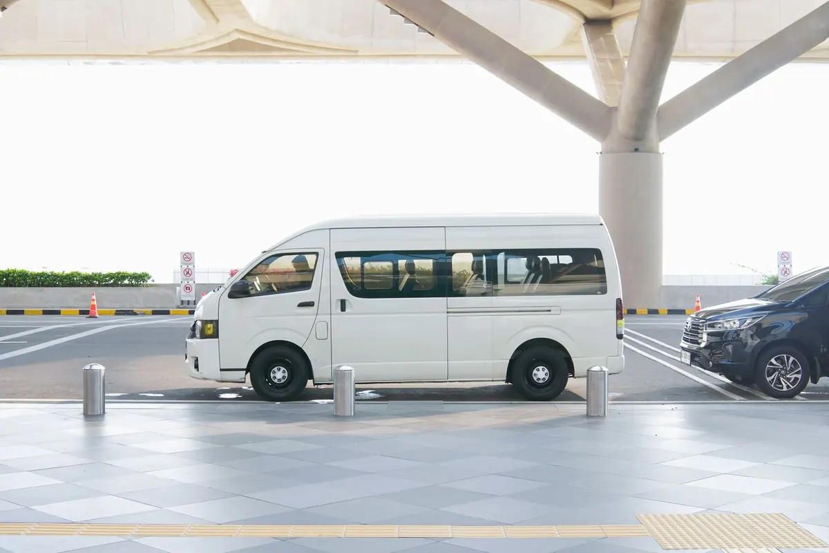 Carrinha branca de passageiros estacionada