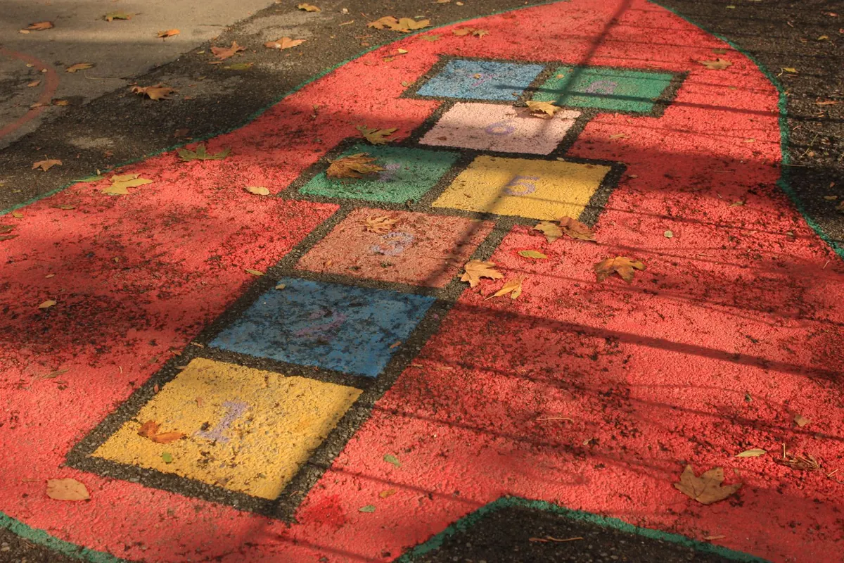 Jogo da macaca pintado às cores no chão