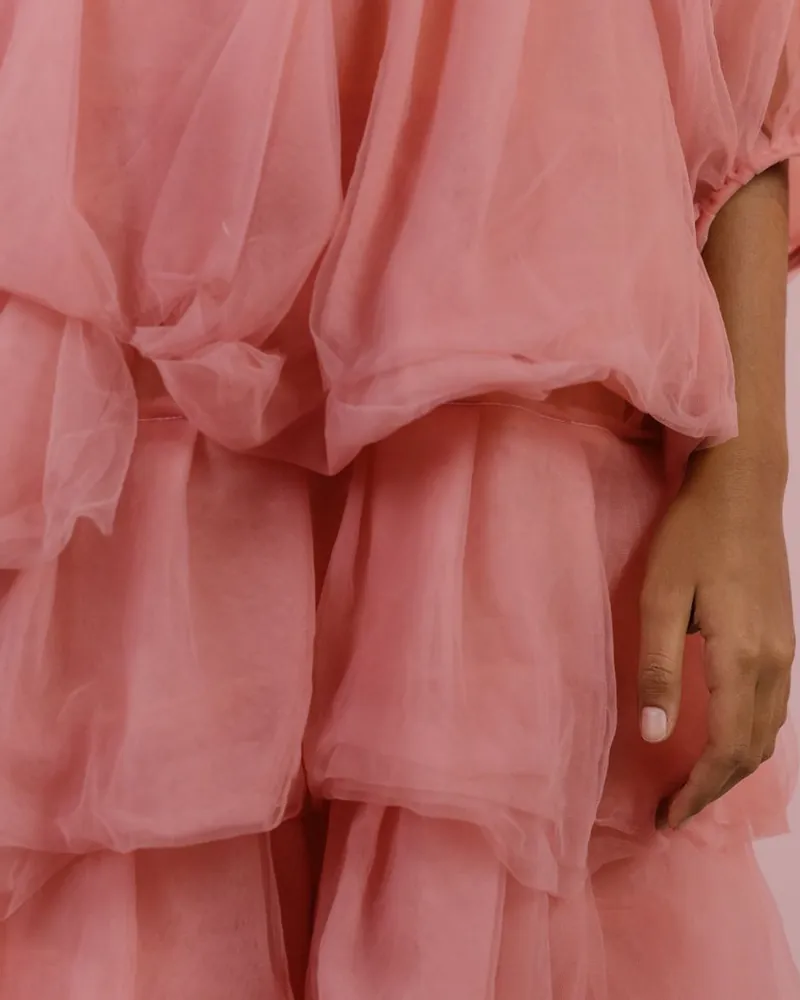 Modelo NINA: vestido rosa de folhos de tule em camadas.