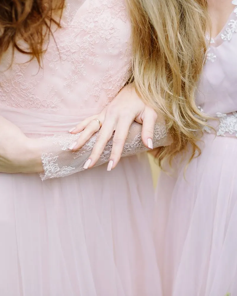 Modelo SOL: dois vestidos de renda e tule em rosa-pó.