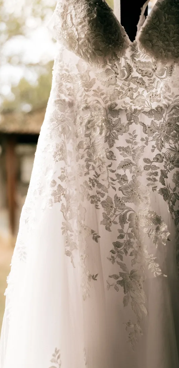 Vestido Camélia: renda floral a descer pela saia de tule.