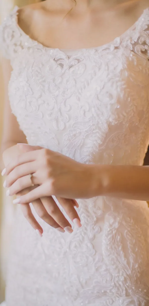 Vestido de noiva Gardénia de frente: renda guipura, decote redondo e manga curta.