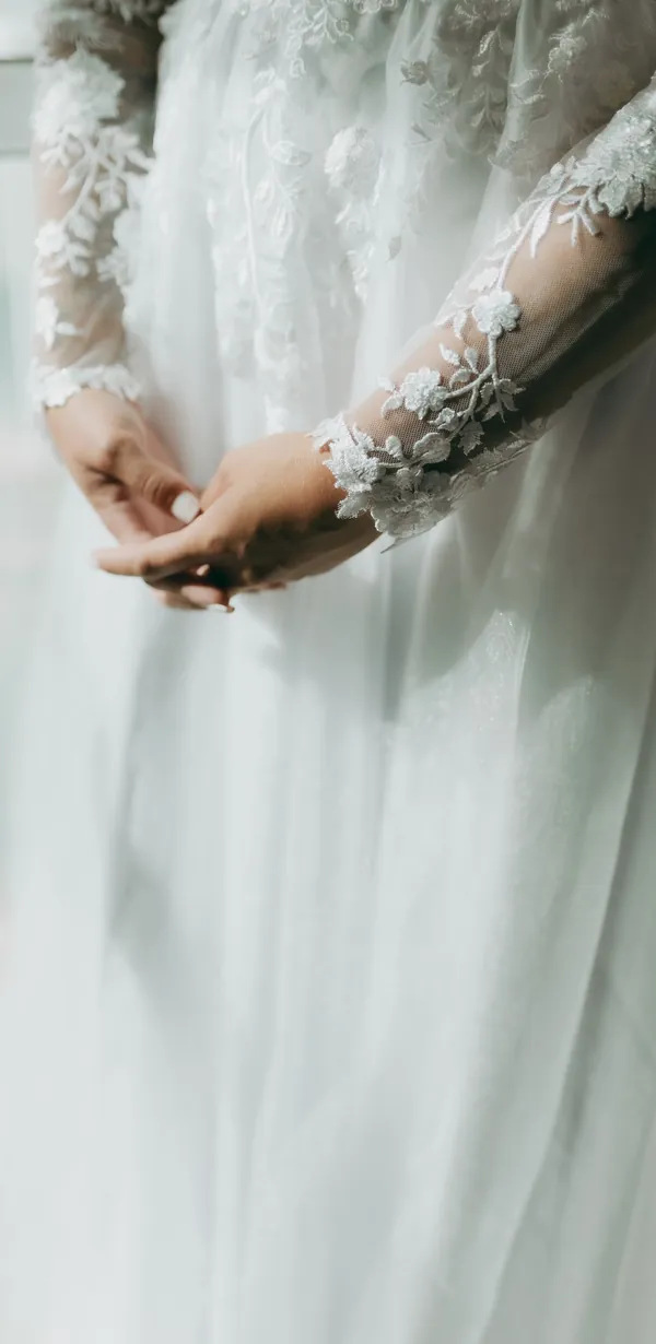 Vestido de noiva Jasmim: mangas de renda sobre a saia de tule.