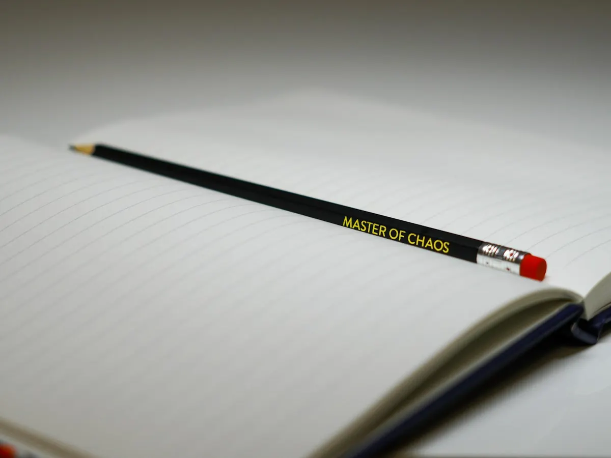 Um lápis pousado sobre um caderno aberto