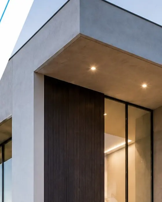 Entrada de uma moradia contemporânea, já acabada, com iluminação embutida