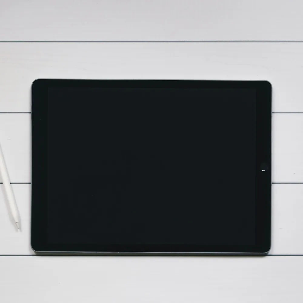 Tablet pousado numa mesa